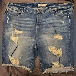 🔥NWT- Distressed Bermuda 10" shorts. Mid Rise